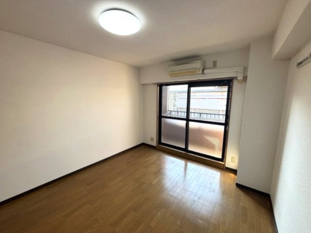 西灘駅前ハイツの居間・リビング