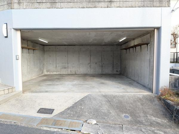 【駐車場】 | 間口:６．３ｍ、奥行５．３ｍ、たかさ２．３ｍ

ゆったり駐車スペースでハイルーフ車２台可♪♪
車好きのパパも嬉しい車庫付き邸宅
愛車を守るビルトインガレージ