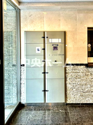 【設備】 | レジデンシャルステートタワー南千住 | 【宅配ボックス】在宅時・不在時に関わらず、居住者の代わりに非対面で宅配物を受け取ってくれる便利な設備です。わかりやすくご説明致しますので見学時にはお部屋だけではなく共用部分もぜひチェックしてください。