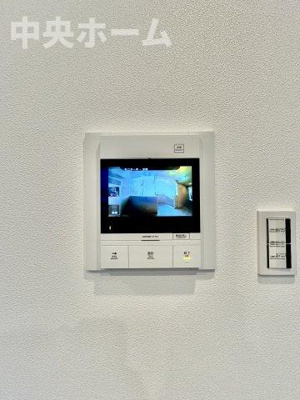 【セキュリティ】 | レジデンシャルステートタワー南千住 | 【モニターホン】誰が来たかすぐにわかるカラーモニター付きインターホン。通話ボタンを押すまでは室内の音は漏れていませんので相手を確かめてから応対できます。