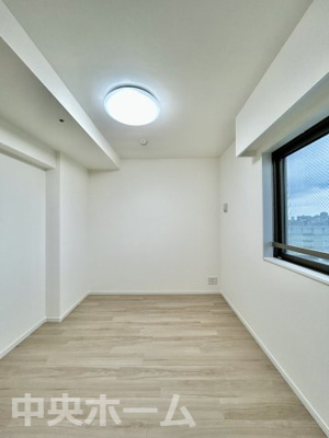 【寝室】 | レジデンシャルステートタワー南千住 | 【寝室】心と体をゆったりと安らげる主寝室。寝室のゆとりが大きい分だけ、暮らしの安らぎは深まります。一日の疲れを癒すだけでなく、ご夫婦の親密な語らいを紡ぎ出します