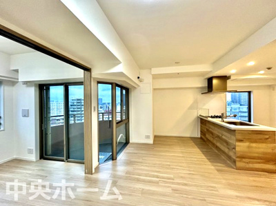 【キッチン】 | レジデンシャルステートタワー南千住 | 視界に広がりを生むオープンなキッチン。料理や片付けをしながら、家族との会話を楽しんだり、リビングで遊ぶ子どもを見守れます。ご見学時には家具の配置などもイメージしながらぜひご覧になって見て下さい。