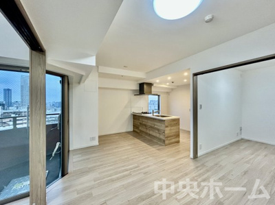 【居間・リビング】 | レジデンシャルステートタワー南千住 | 【リビングダイニング】一日の中で多くの時間を過すことになるリビングダイニングだからこそ、いつも穏やかな空間であることが必然。爽やかな通風と採光を存分に感じる事が出来る空間です。