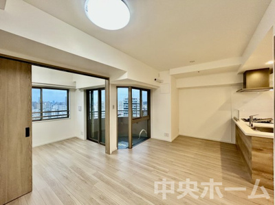 【ダイニング】 | レジデンシャルステートタワー南千住 | 【ダイニング】忙しい朝でも、しっかり家族が揃って食事をして頂けるゆとりある大きさのダイニングスペース。奥様が作る手料理をカウンター越しに受けとって頂き、テーブルで囲む素敵な時間を存分に愉しんで下さい。