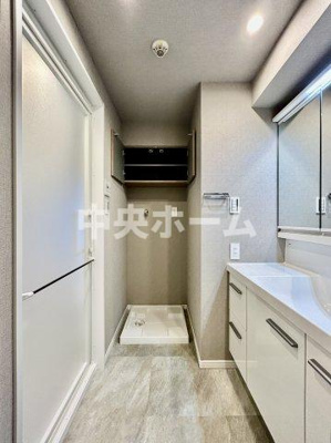 【ランドリースペース】 | レジデンシャルステートタワー南千住 | 【ランドリースペース】担当者がスケールを持ち歩いておりますので、ご見学時には現在お使いの洗濯機などがきちんと収まるかなどもチェックして下さい。見学前に測っておくと非常に便利だと思います。