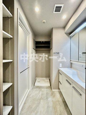 【脱衣所】 | レジデンシャルステートタワー南千住 | 【洗面所】明るい洗面所は朝をすっきりさせてくれる空間です。バタバタしている忙しい朝でも収納が多い洗面台では短い時間で効率良く支度ができます。