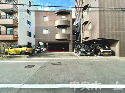 【駐車場】 | レジデンシャルステートタワー南千住 | 【敷地内駐車場】最新の空き状況や費用などの詳細は担当スタッフまでお問い合わせください。