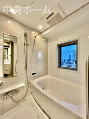 【浴室】 | レジデンシャルステートタワー南千住 | 【バスルーム】暖房換気乾燥機付きシステムバスルーム。暖房・冷風・換気・乾燥など、毎日を快適に過ごせるうれしい機能が揃っています。雨の日の洗濯物も安心です。