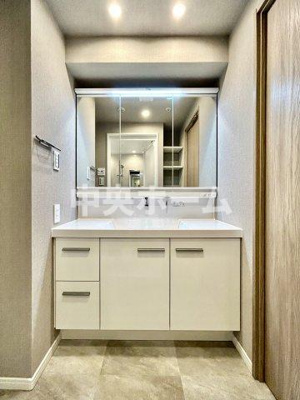 【独立洗面台】 | レジデンシャルステートタワー南千住 | 【洗面化粧台】洗面化粧台には三面鏡を採用。身だしなみを整えやすい事はもちろんですが、鏡の後ろに収納スペースを設ける事により、散らかりやすい洗面スペースをすっきりさせる事が出来るのも嬉しいですね