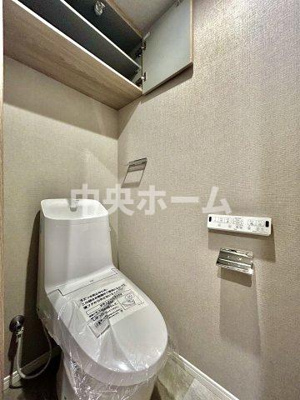 【トイレ】 | レジデンシャルステートタワー南千住 | 【トイレ】 収納スペースをしっかりと確保した温水洗浄便座機能付きトイレ。温水洗浄便座は清潔にお使いいただくための大切なアイテムです。