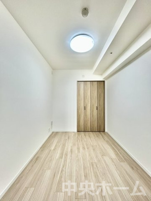 【洋室】 | レジデンシャルステートタワー南千住 | 【洋室】快適に過ごす条件は、一人ひとり違います。だからこそ飾り過ぎないシンプルな内装と偏り過ぎないデザインで統一しております。居住していく中でオーナー様だけの【マイホーム】に創り上げて下さい