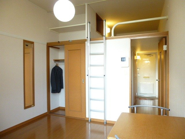 レオパレスぺルラの居間・リビング|こちらの居間で趣味の時間をお楽しみください