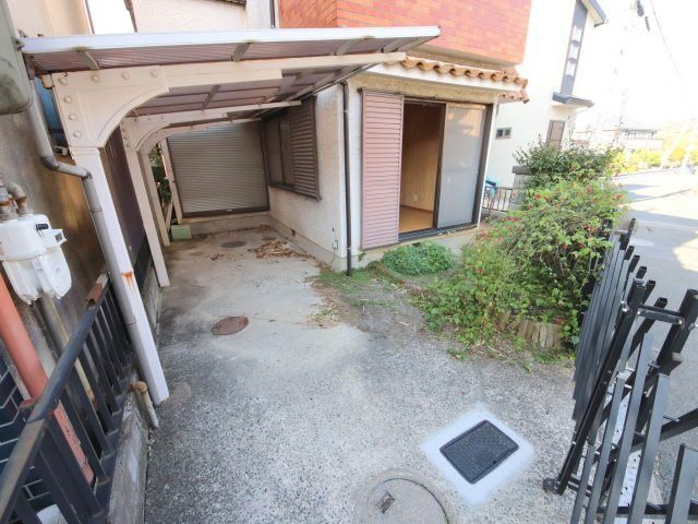 生駒市壱分町の一戸建ての駐車場