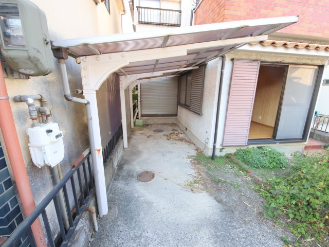 生駒市壱分町の一戸建ての駐車場