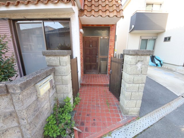 生駒市壱分町の一戸建てのエントランス