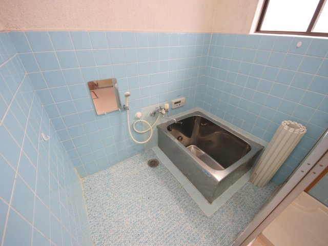生駒市壱分町の一戸建ての浴室