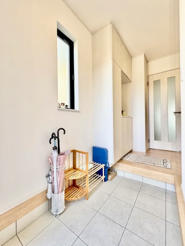 葛飾区水元１丁目中古住宅の玄関|【玄関】玄関には大型のシューズクローゼットを設置しておりますのでいつでもスッキリりとした空間を保てます。玄関周りを清潔に使うのはとても大事なことですよね。