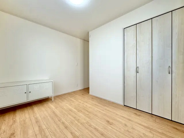 葛飾区水元１丁目中古住宅の寝室|【寝室】心と体をゆったりと安らげる主寝室。寝室のゆとりが大きい分だけ、暮らしの安らぎは深まります。一日の疲れを癒すだけでなく、ご夫婦の親密な語らいを紡ぎ出します