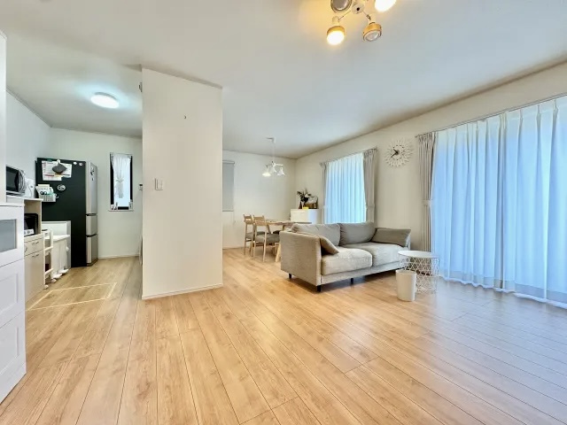 葛飾区水元１丁目中古住宅の居間・リビング|【居間・リビング】「ＬＤＫは家族団らんをデザイン」広いＬＤＫでは家族が集まり一緒の時間を過ごせる工夫がされております。何気ない一日の当たり前のひとコマがいつか一生の宝物になります