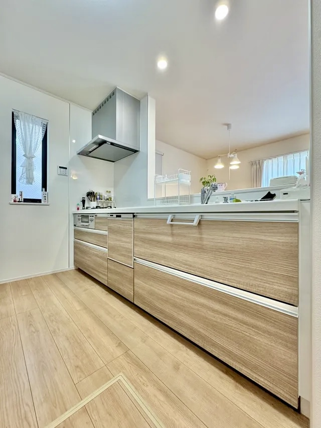 葛飾区水元１丁目中古住宅のキッチン|【システムキッチン】ワイドで収納豊富な使い勝手の良いカウンターキッチンには、食洗器や伸縮タイプのキッチン水栓、三ツ口コンロ・魚焼きグリルなどの便利な設備が標準完備されています。