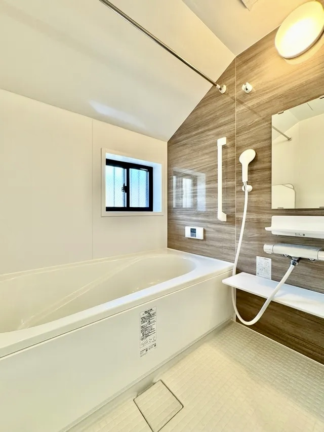 葛飾区水元１丁目中古住宅の浴室|【バスルーム】暖房換気乾燥機付きシステムバスルーム。暖房・冷風・換気・乾燥など、毎日を快適に過ごせるうれしい機能が揃っています。雨の日の洗濯物も安心です。