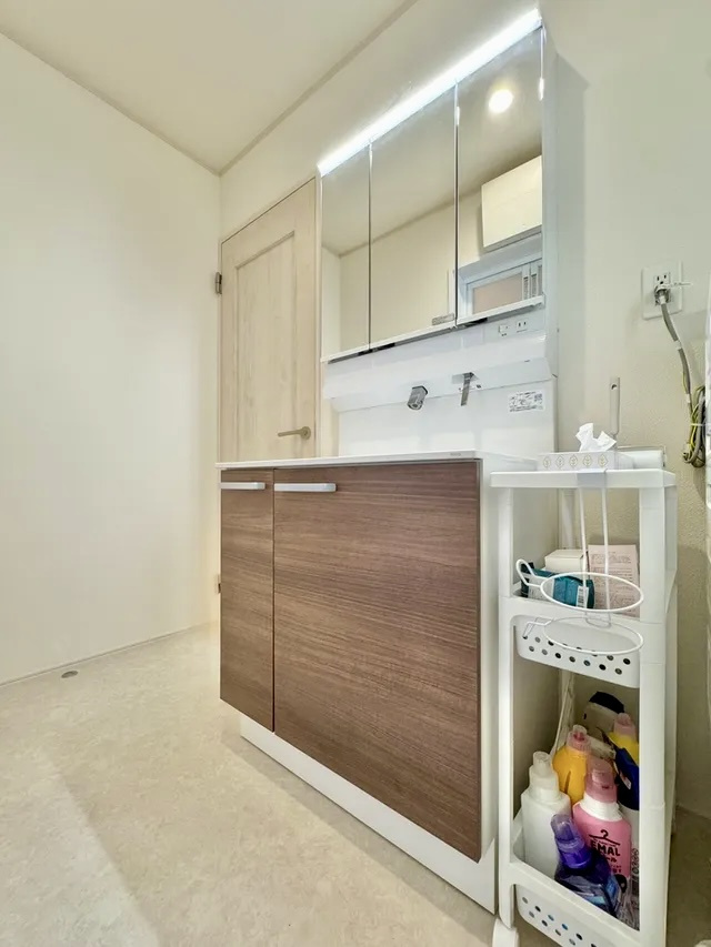 葛飾区水元１丁目中古住宅の独立洗面台|【洗面化粧台】洗面化粧台には三面鏡を採用。身だしなみを整えやすい事はもちろんですが、鏡の後ろに収納スペースを設ける事により、散らかりやすい洗面スペースをすっきりさせる事が出来るのも嬉しいですね