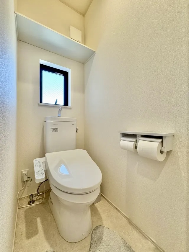 葛飾区水元１丁目中古住宅のトイレ|【トイレ】 収納スペースをしっかりと確保した温水洗浄便座機能付きトイレ。温水洗浄便座は清潔にお使いいただくための大切なアイテムです。