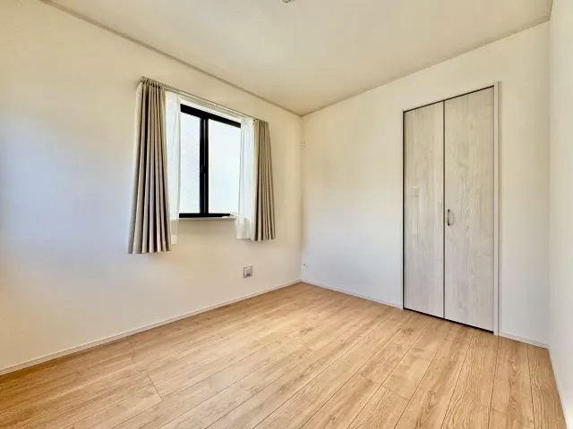 葛飾区水元１丁目中古住宅の洋室|【洋室】快適に過ごす条件は、一人ひとり違います。だからこそ飾り過ぎないシンプルな内装と偏り過ぎないデザインで統一しております。居住していく中でオーナー様だけの【マイホーム】に創り上げて下さい