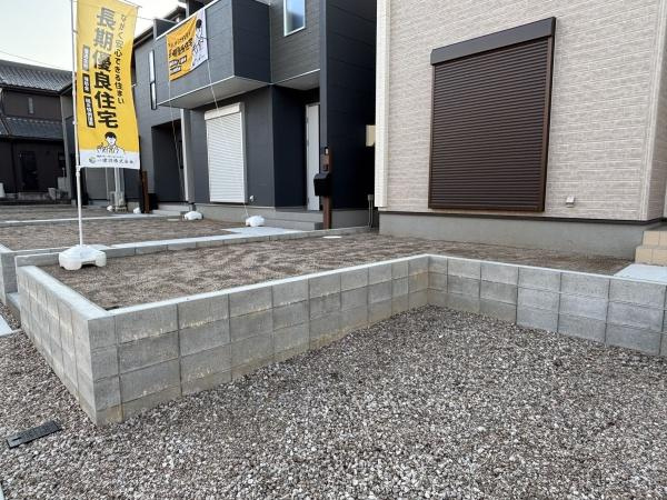 碧南市沢渡町全5棟・2号棟の庭|ウッドデッキやBBQ。想像が膨らむお庭