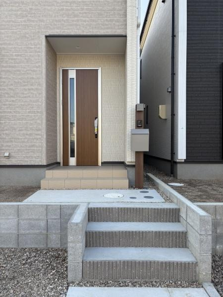 碧南市沢渡町全5棟・2号棟の玄関|訪れる人を心地よく迎え入れます。