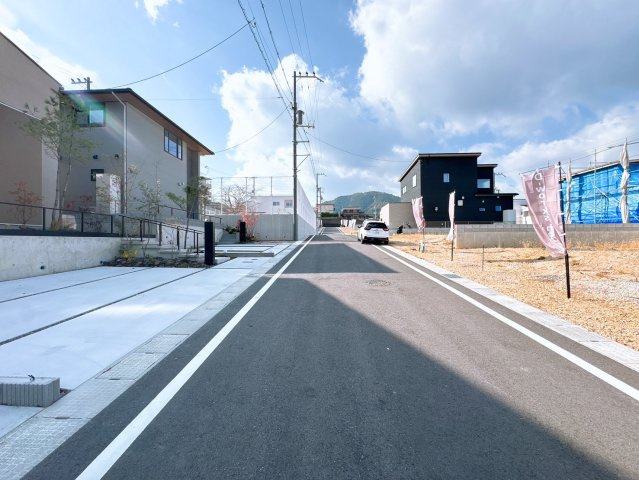 COLORSCITY63区画 TRIBUTEイエコレ　天然木デザイン建売の前面道路含む現地写真