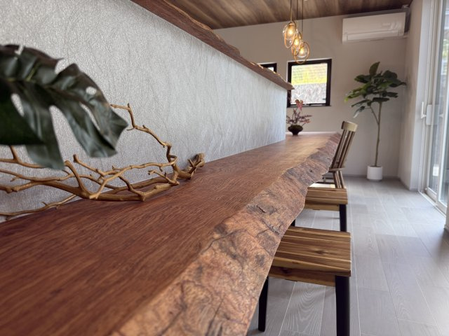 COLORSCITY63区画 TRIBUTEイエコレ　天然木デザイン建売の居間・リビング|天然木”ブビンガ”を使用したカウンターダイニング一体型テーブル♪