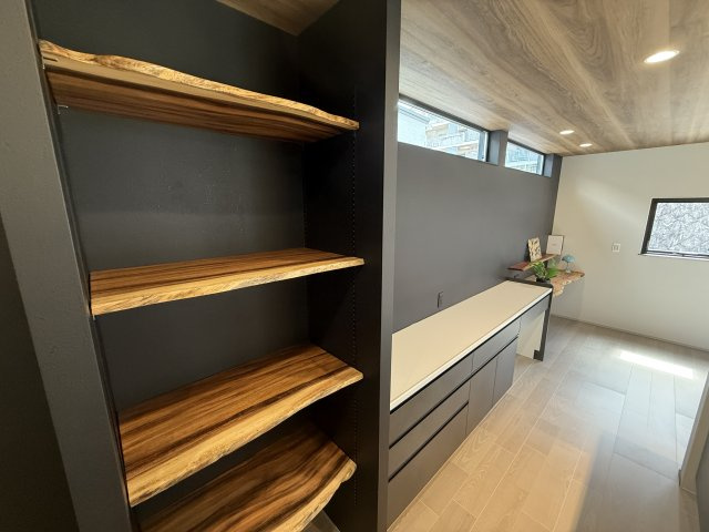 COLORSCITY63区画 TRIBUTEイエコレ　天然木デザイン建売のキッチン|天然木”モンキーポッド”を使用した可動棚♪