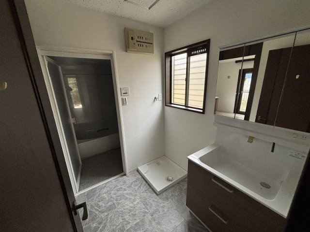 丹波篠山市今田町下小野原　戸建ての独立洗面台|独立洗面台で身支度をすべて済ませてしまいましょう