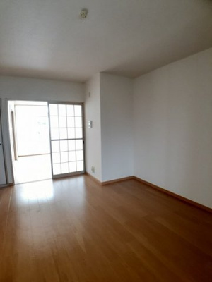 【居間・リビング】 | 国城ハイツ | こちらのリビングで趣味の時間をお楽しみください