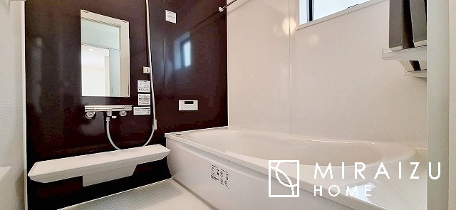 【浴室】 | お子さんとわいわいと楽しいバスタイムもよし、一人でゆったりと入るのもよし、浴室換気乾燥機付きのユニットバス。お洗濯物を干せるだけでなく、カビ防止にもなります。