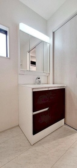 【独立洗面台】 | 洗濯機置き場、脱衣スペースもしっかりと確保されている洗面室。
水回りが集結した間取りなので、お料理やお洗濯物、お掃除の同時進行も可能です。