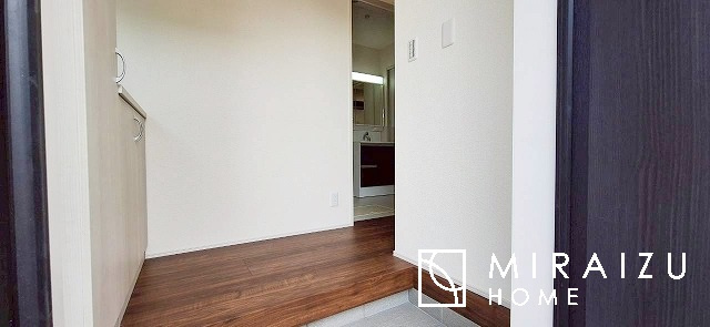 【玄関】 | 永く住むからこそシンプルで飽きのこないデザインに。ただいま、おかえりの温かな声が聞こえる玄関。