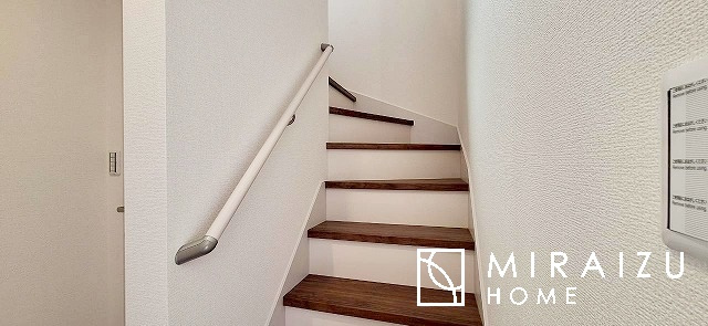 【内装】 | 安全性に配慮した手すり、清潔感や明るい陽光を取り入れてくれる窓がある階段。LED照明付きでお財布にもやさしいつくり。