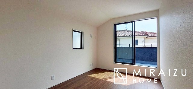 【洋室】 | 暮らしやすさを考えたプランで快適な現地ロケーションを実現。安らぎに満たされる、ゆとりのある日々を過ごせます♪