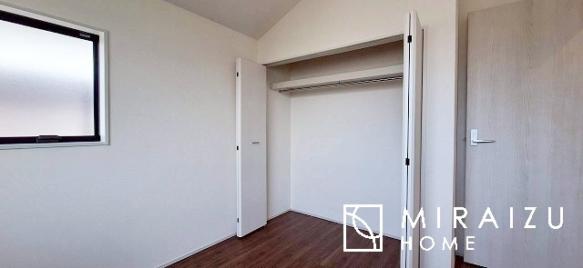 【寝室】 | 日当たりの良いお家は嬉しいですよね。それぞれ価値観が分かれる箇所です、実際に内覧して日当たりの心地よさをご体感下さいね♪