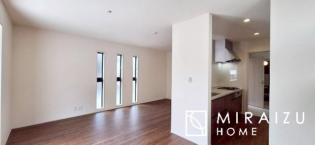 【居間・リビング】 | お子さんが宿題をしたり、ちょっとした作業もできる、家族みんながそれぞれの時間を過ごせるリビングです。