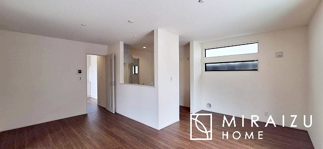 【居間・リビング】 | 食事を取るスペースもリラックスしてくつろげるスペースもお子さんが勉強するスペースも兼ね備えたリビングダイニング。