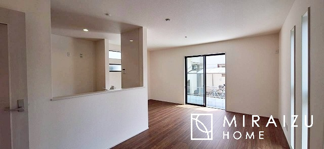 【居間・リビング】 | 窓が多いと温かな太陽の光と心地いい風が室内へと入ります。家族が集まるリビングは明るく過ごしやすいつくりです。窓が多いお家は住みやすい証です。