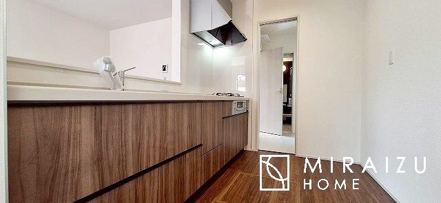 【キッチン】 | 収納に様々な工夫がされていて出しやすく片付けやすい、散らかりにくいキッチンになっています！人工大理石の天板や深型シンクなど、デザイン性と機能性を兼ね備えているので見せたいキッチンになっています。