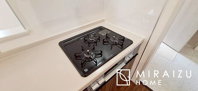 【キッチン】 | 広々としたキッチンは大きな深型シンク、3口コンロ、換気扇、大きなお鍋から小物まで取り出しやすさを考えられた引き出し収納の付いたシステムキッチンです。