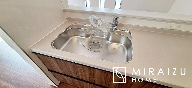 【キッチン】 | 収納力と機能性を備えたシステムキッチン。圧力鍋や大きなフライパンなどの調理器具から調味料など幅広く収納し、お料理のしやすいつくりになっています。