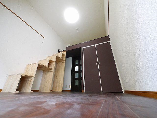 FLATSミナミキデラの居間・リビング|こちらの居間で趣味の時間をお楽しみください