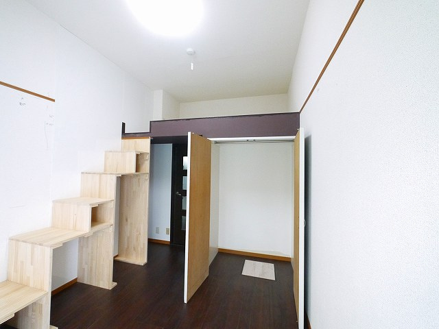 FLATSミナミキデラの居間・リビング|こちらの居間で趣味の時間をお楽しみください