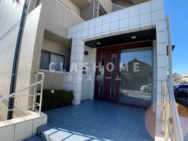 クローバー神明のエントランス|同物件の別部屋になります。